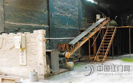 江門水泥廠廠區(qū)寂寥無人，但處處是人們生產(chǎn)活動留下的印跡。