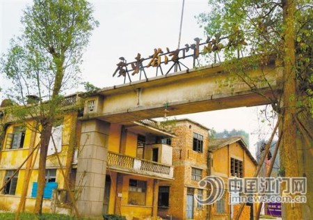 “廣東省江門船廠”的招牌靜靜佇立，只有斑斑鐵銹告訴我們，那一段歲月已經(jīng)逝去。