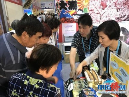 日本館食品展位吸引不少觀展者購買。鄭松波 攝