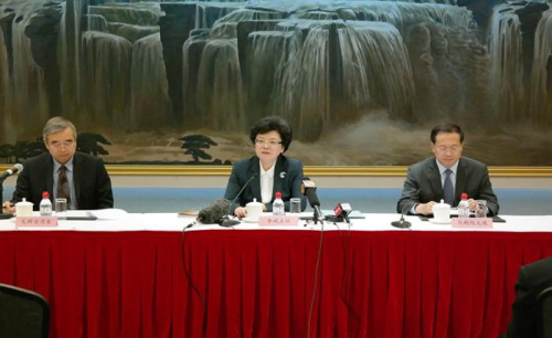 國家衛(wèi)生和計(jì)劃生育委員會主任李斌在第70屆世界衛(wèi)生大會中國代表團(tuán)記者會上回答記者提問。圖片來源：國家衛(wèi)生和計(jì)劃生育委員會網(wǎng)站。