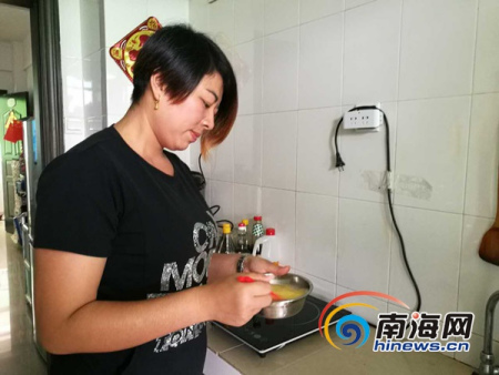 黎迎在給兒子準(zhǔn)備午飯。南海網(wǎng)記者 高鵬 攝
