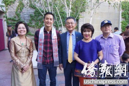吳彥祖與加州議員朱感生夫婦及友人親切合影(美國《僑報(bào)》/于麗娜 攝)