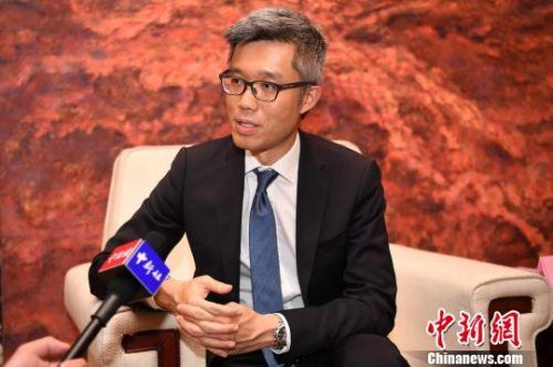 香港特別行政區(qū)政府投資推廣署助理署長何兆康接受記者專訪?！∥淇〗?攝