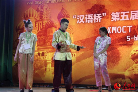獲得最佳才藝獎(jiǎng)的阿爾斯蘭(中)在表演中。(人民網(wǎng)記者 張曉東 攝)