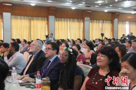 山東省實(shí)驗(yàn)中學(xué)中美高中課程班教師及畢業(yè)生家長(zhǎng)參加畢業(yè)典禮。　趙曉 攝