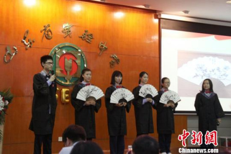 山東省實(shí)驗(yàn)中學(xué)中美高中課程班畢業(yè)生為母校獻(xiàn)上自己制作的禮物?！≮w曉 攝