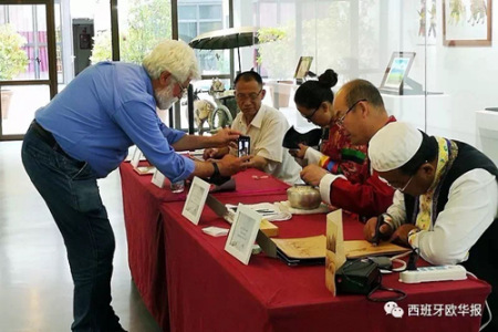 四位民間工藝大師展示皮烙畫(huà)、銀銅器、土族盤(pán)繡、皮影雕刻的制作過(guò)程