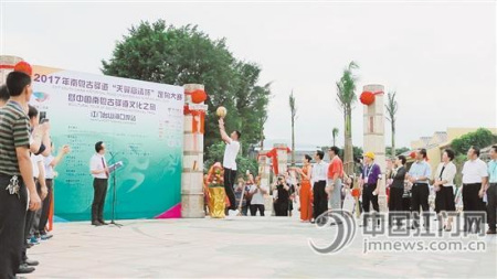 在銀信紀念廣場啟用儀式上，易建聯(lián)用投籃的形式為廣場啟用儀式揭幕。