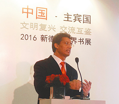 印度漢學(xué)家狄伯杰在印度新德里世界書(shū)展上。 　　中譯出版社供圖