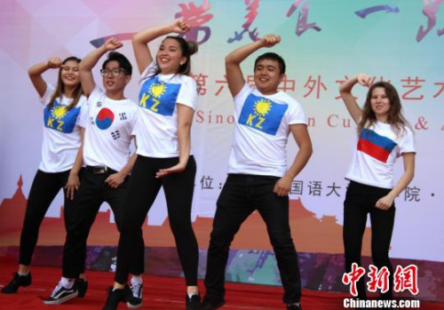 圖為來自多國留學生的表演。　張一辰 攝