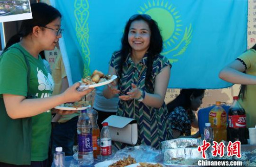 　圖為哈薩克斯坦留學生以美食“待客”?！堃怀?攝