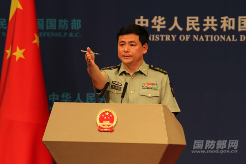 國(guó)防部新聞局副局長(zhǎng)、國(guó)防部新聞發(fā)言人任國(guó)強(qiáng)上校答記者問(wèn)。馮開華 攝
