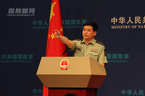 國(guó)防部新聞局副局長(zhǎng)、國(guó)防部新聞發(fā)言人任國(guó)強(qiáng)上校答記者問(wèn)。馮開華 攝