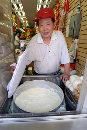 “陳豆花”專注在制作傳統(tǒng)豆花。(美國(guó)《世界日?qǐng)?bào)》/朱澤人 攝)