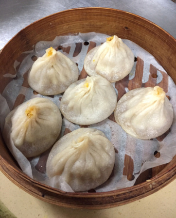 “城隍廟小籠包”的蟹黃小籠包。(美國(guó)《世界日?qǐng)?bào)》資料圖)