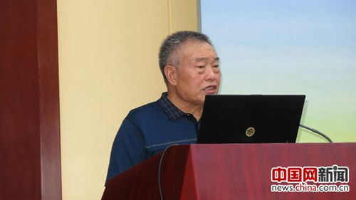 中國社會科學(xué)院學(xué)部委員黃長著介紹世界語言使用情況。中國網(wǎng)記者 張艷玲 攝