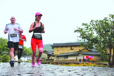 南靖土樓國際馬拉松參賽者跑在風(fēng)景中。