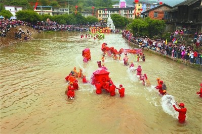 梅林土樓媽祖文化節(jié)吸引眾多游客。