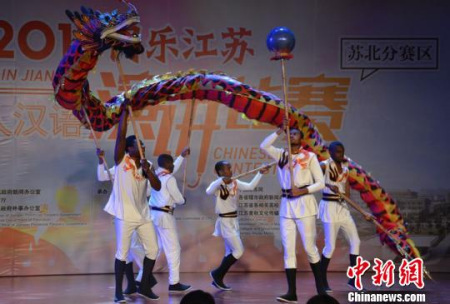 徐州工程學(xué)院留學(xué)生選手現(xiàn)場表演“舞龍”助興。　朱志庚 攝