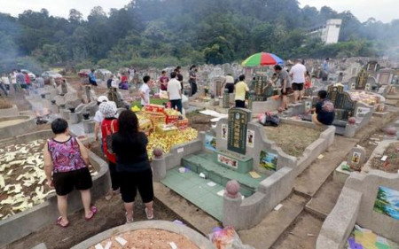 各華人義山掃墓的民眾增多，有許多家庭帶著祭品連續(xù)游走數(shù)個(gè)墓地拜祭先人。(馬來西亞《星洲日?qǐng)?bào)》)