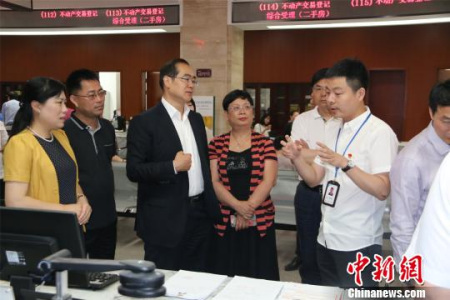 圖為國務(wù)院僑務(wù)辦公室副主任郭軍考察溫州市甌海區(qū)審批中心 李佳赟 攝 圖為國務(wù)院僑務(wù)辦公室副主任郭軍考察溫州市甌海區(qū)審批中心 李佳赟 攝