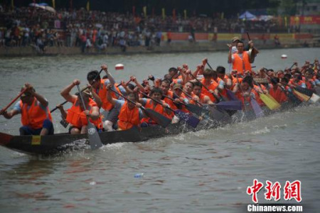  龍舟比賽場(chǎng)景　岳龍周　攝