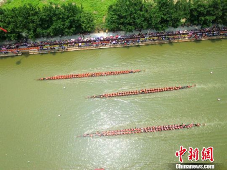 航拍三支決賽隊(duì)伍 岳龍周 攝