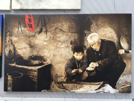 艾爾森的作品也有按照原本故事的寫實(shí)攝影，包括一對(duì)北京爺孫在冬天撿砂石的溫馨故事。（美國(guó)《世界日?qǐng)?bào)》/王靖雯 攝）