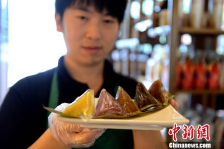 資料圖：特色“冰粽子”受青睞。<a target='_blank' >中新社</a>發(fā) 王東明 攝