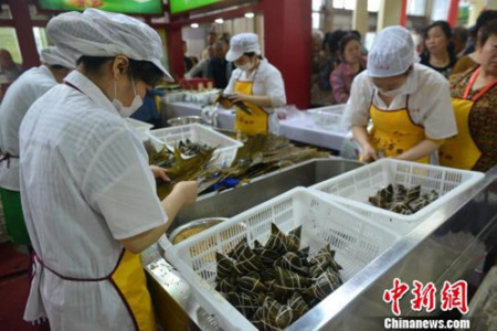 資料圖：成都粽子文化節(jié)上演傳統(tǒng)文化民俗秀，現(xiàn)場(chǎng)包粽子。張浪 攝