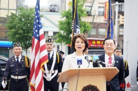 國殤節(jié)前夕，趙小蘭于華裔退伍軍人忠烈坊前演講。