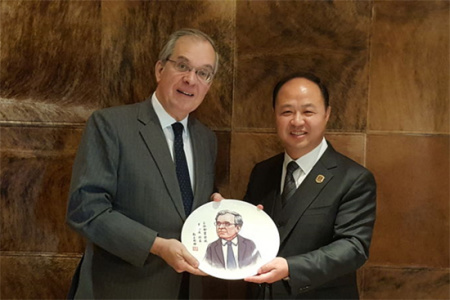圖為吉林動畫學院董事長、校長鄭立國（右）贈送法國駐華大使顧山先生漫畫像。（圖片來源：吉林動畫學院供圖）