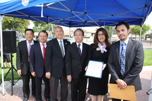 聯(lián)邦眾議員趙美心的代表(右)向蒙市市府贈送了紀(jì)念狀。(美國《僑報》/邱晨 攝)