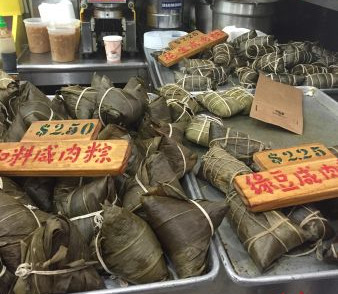 端午節(jié)前華埠粽子飄香。 (美國《僑報》/林菁 攝)