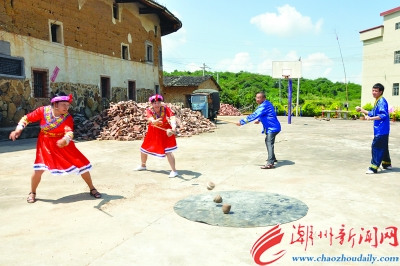 身穿畬族服飾的村民在練習(xí)打陀螺。