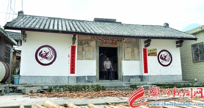 藍(lán)氏宗祠篤慶堂墻上印著鳳凰圖騰，是畬族特有的文化標(biāo)識(shí)。