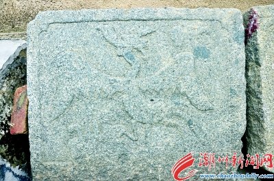 古老的石板上雕刻著鳳凰圖騰，是畬族傳統(tǒng)文化的見證。
