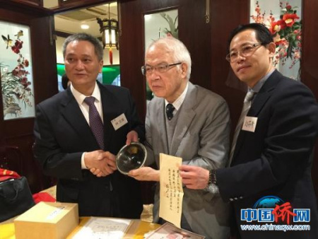 福清黃檗文化促進(jìn)會(huì)會(huì)長(zhǎng)林文清（左）贈(zèng)送黑釉盞給日中協(xié)會(huì)理事長(zhǎng)白西紳一郎（中）。鄭松波 攝