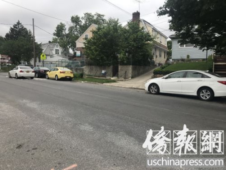 牛進(jìn)和從對(duì)面街道過(guò)馬路時(shí)被撞。（王伊琳攝）