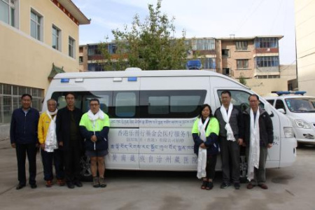 驗收捐贈黃南州藏醫(yī)院醫(yī)療救護車。