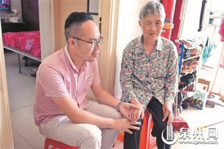 母親體弱多病，李軍將她接到身邊照顧。