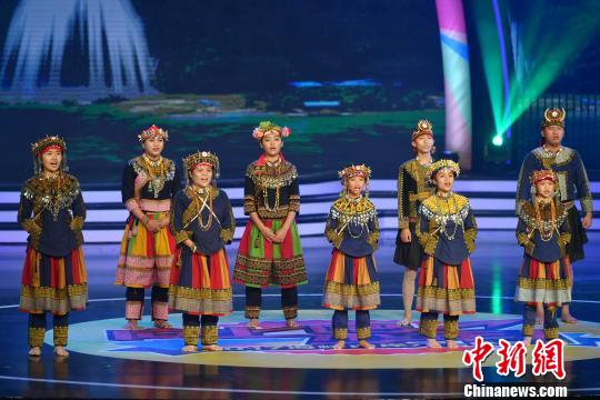 臺灣少數(shù)民族表演排灣族歌曲《牽舞傳唱》?！蚊?攝