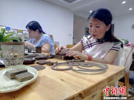 作為成都銀花絲非遺傳承人，道安在自己制作之余，也對學員進行教學?！⊥貔i 攝