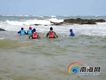 張宗飛和其他隊員、邊防戰(zhàn)士在工作。張宗飛供圖