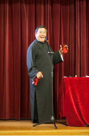 “相聲俱樂部”成員在表演節(jié)目《口吐蓮花》。(新西蘭中華新聞社/景曦 攝)
