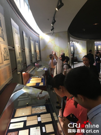 觀眾進(jìn)入展廳觀看自信觀看展覽。