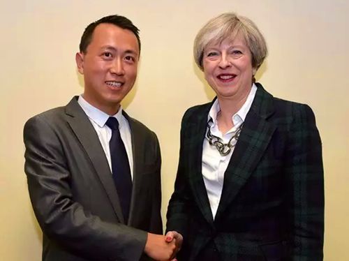 何易與英國首相特雷莎·梅合影。（《歐洲時報(bào)》英國版微信公眾號 圖片來源：受訪者供圖）