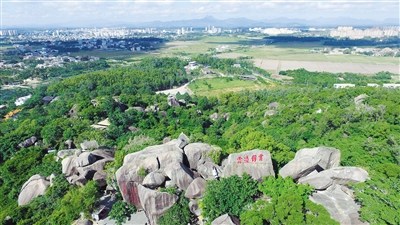 萬(wàn)寧東山嶺景色秀麗，嶺上有多處古跡和廟宇，為省重點(diǎn)保護(hù)文物。 本報(bào)記者 張杰 攝