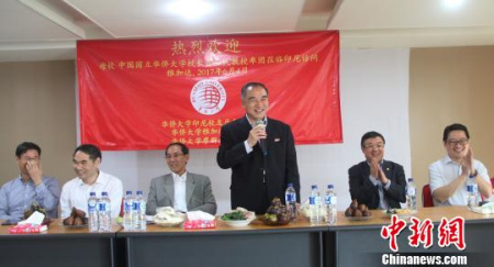 圖為賈益民發(fā)表熱情洋溢的講話?！×钟纻?攝