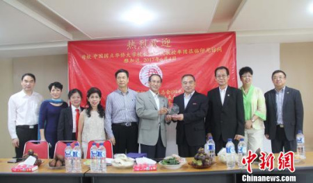 6月4日下午，華僑大學(xué)校長(zhǎng)賈益民率團(tuán)訪問(wèn)印尼，與該校印尼雅加達(dá)校友們交流歡聚，傳遞學(xué)校的好消息。林永傳 攝